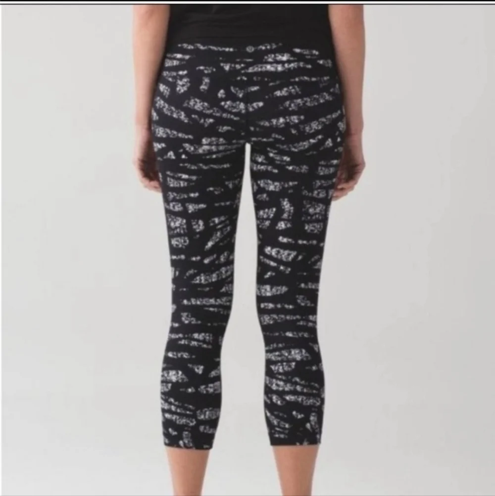 LULULEMON Wunder under high rise crop leggings black white sz 6 WP261